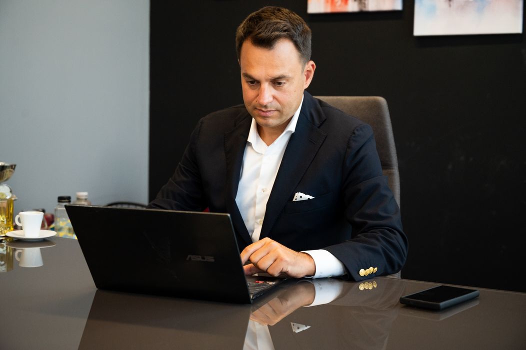  Șef sub acoperire, 21 noiembrie 2024. Alin Hustiu, CEO-ul Domino's Pizza România, devine Șef sub acoperire, în cadrul companiei pe care o conduce, de 12 ani „Vreau să văd atitudinea din te (11)
