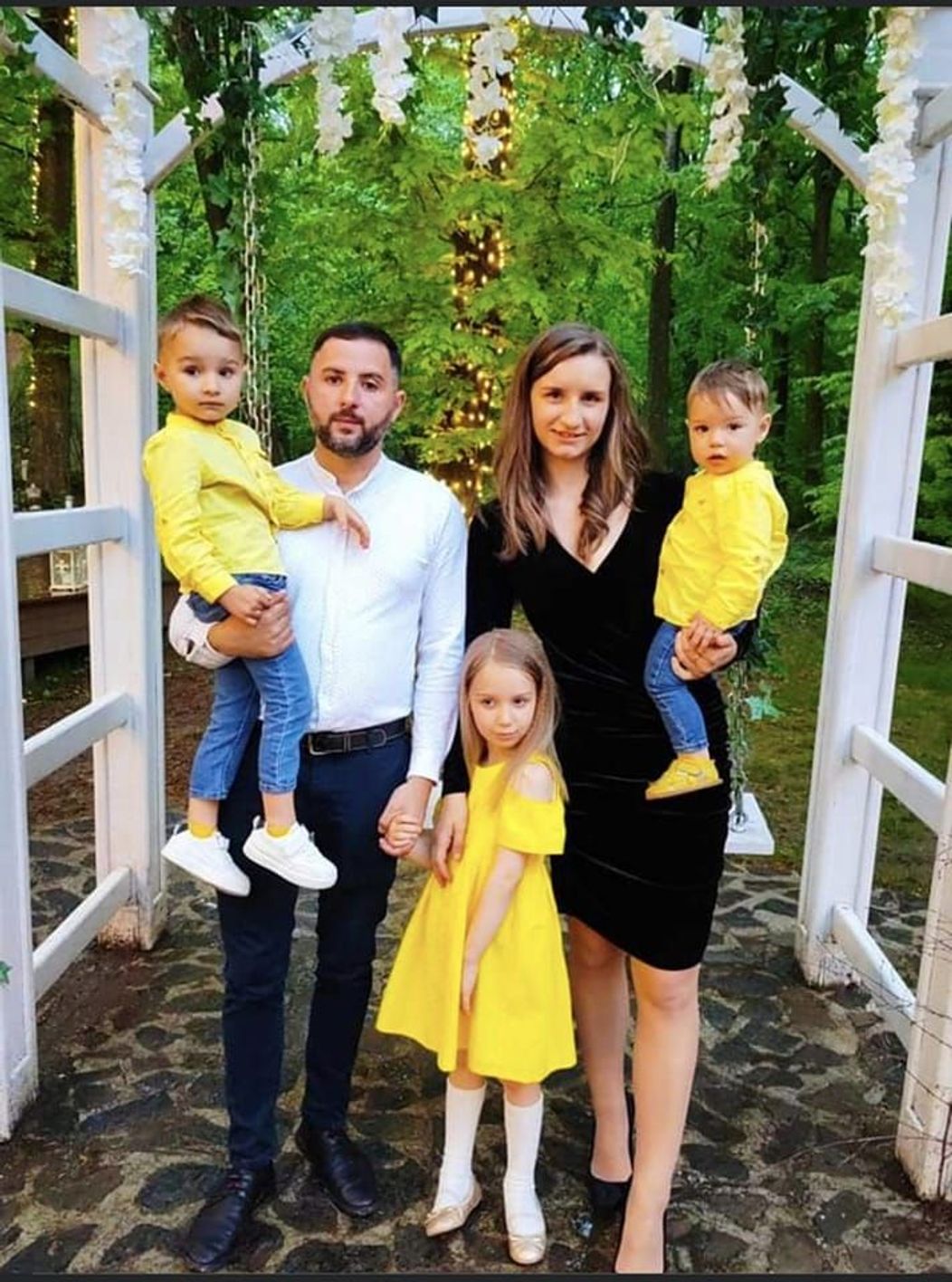 Alexandra Ivanov cu sotul si cei trei copii 