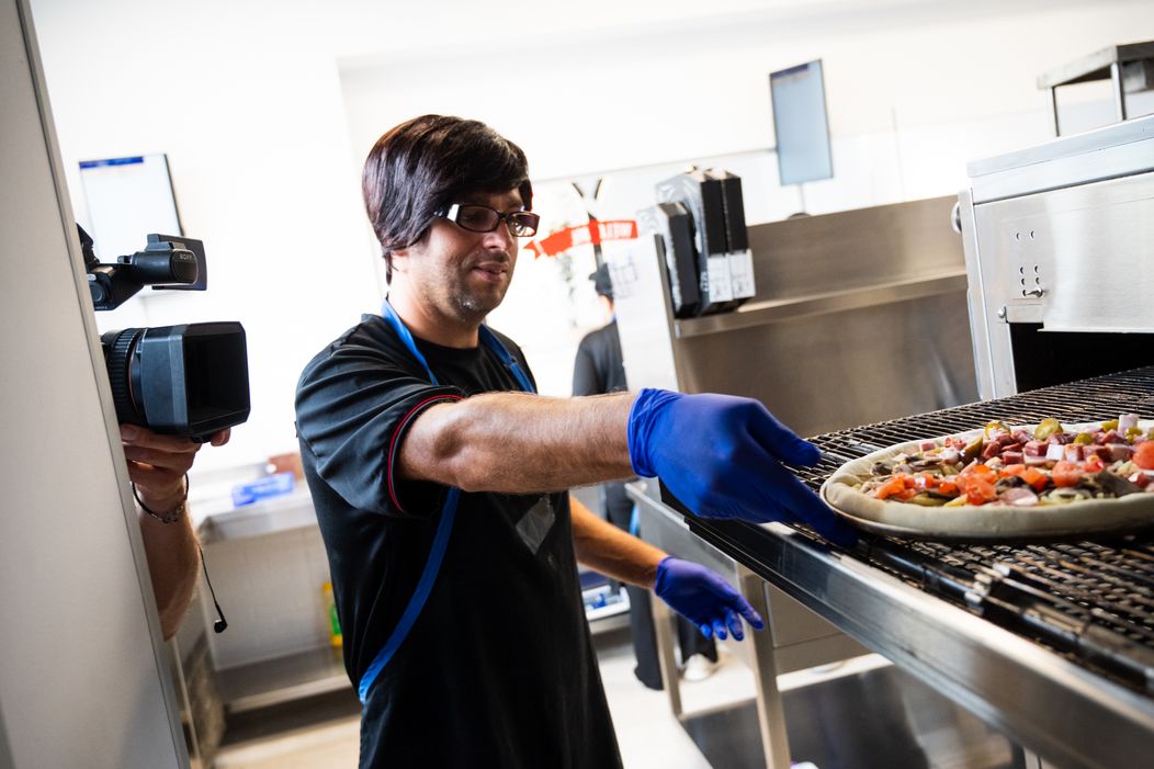  Șef sub acoperire, 21 noiembrie 2024. Șeful sub acoperire își continuă treaba, într-un restaurant abia deschis, în cadrul unui complex rezidențial, dar care nu livrează rezultatele la car (19)