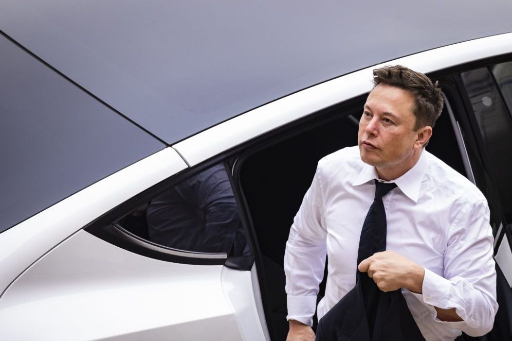 Elon Musk masina sacou
