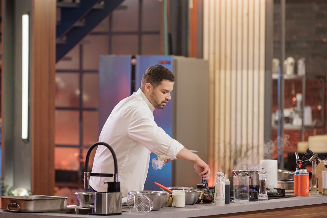 Finala MasterChef România,16 decembrie 2025. Începe prima probă a finalei sezonului 10. Foștii concurenți își exprimă la unison antipatia pentru Florin Drăgoiu și le fac galerie celorlalți doi fi (17)