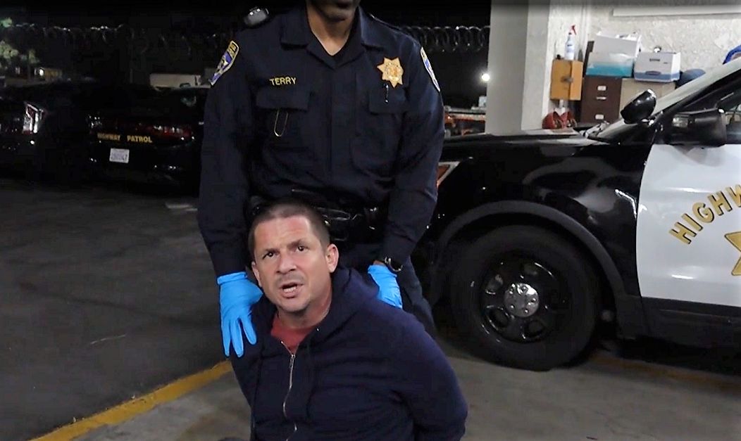 Bărbat încătușat după ce refuză să coopereze cu poliția în California