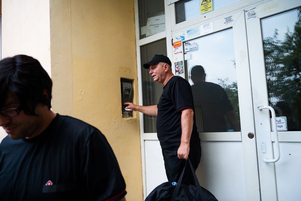 Șef sub acoperire, 21 noiembrie 2024. Șeful sub acoperire începe prima zi de muncă în calitate de livrator, la una dintre locațiile companiei. Acesta îl cunoaște pe Eugen Ene, livratorul c (13)