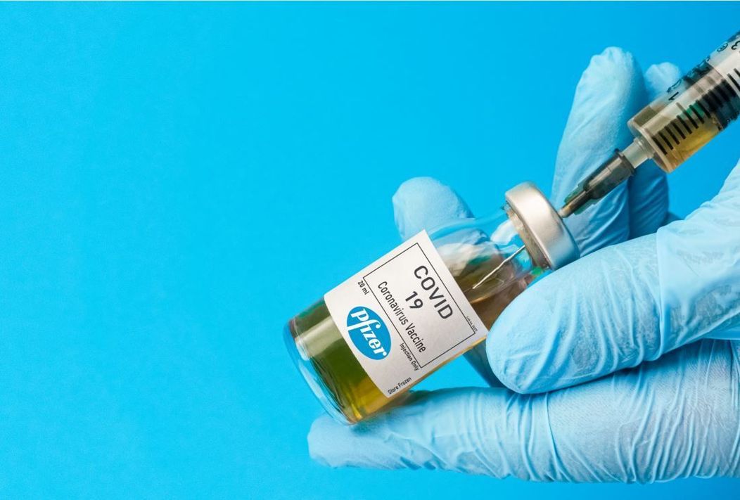 Cei care primesc ambele doze de vaccin anti-Covid pot renunța la măști în spații închise