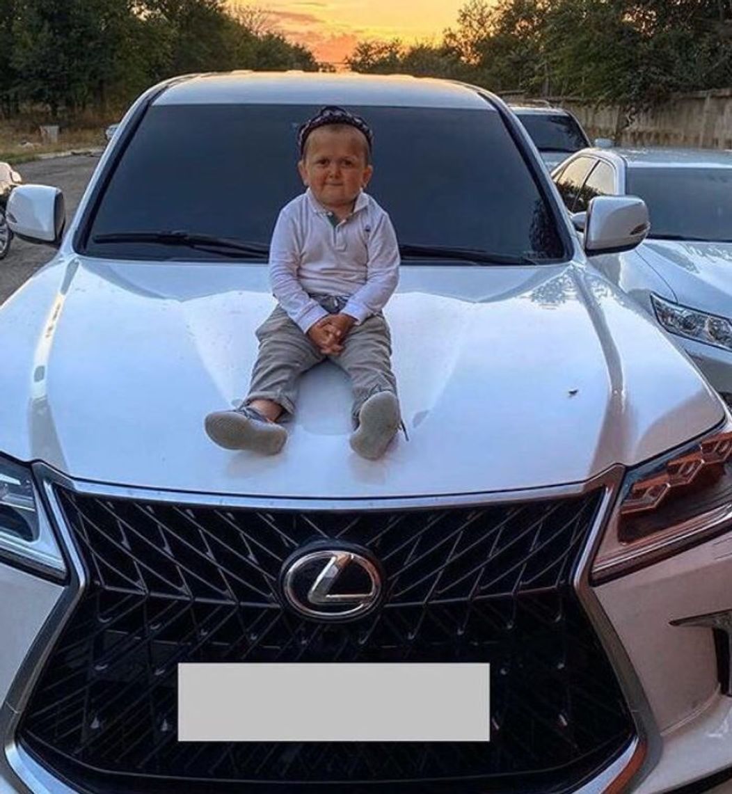 Hasbulla Magomedov stă pe capota mașinii sale, Lexus