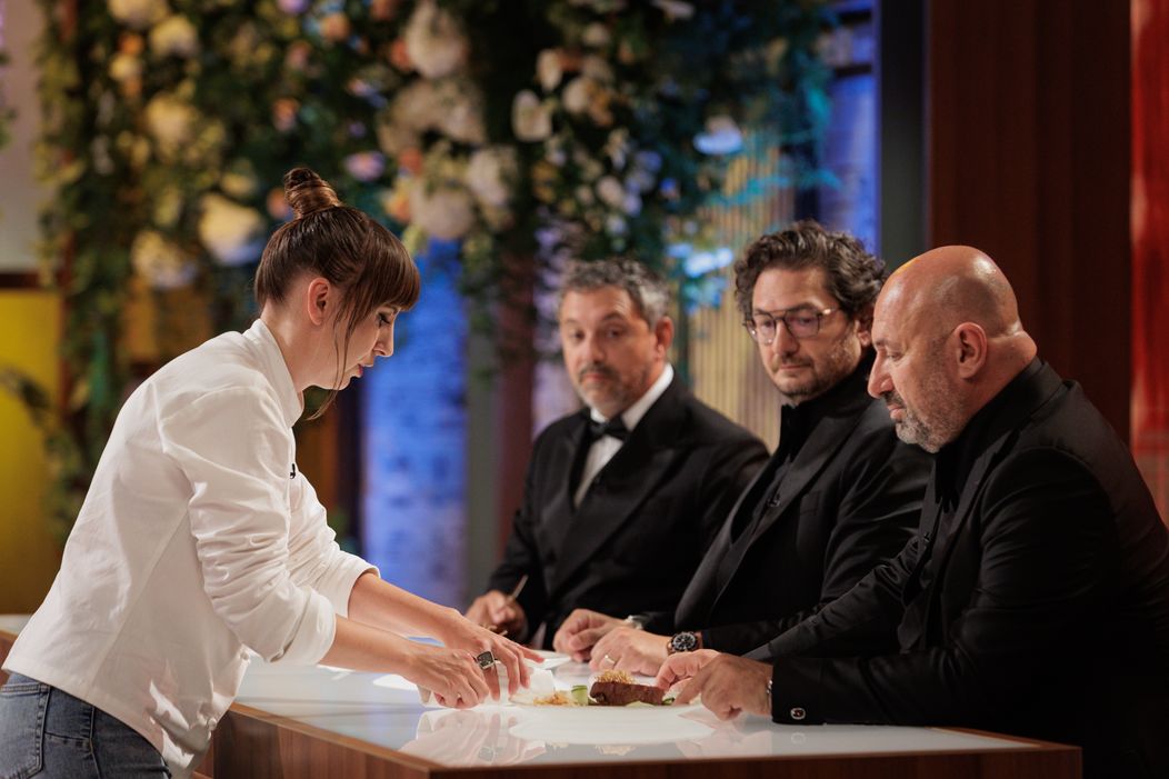 Finala MasterChef România, 16 decembrie 2025. Cei trei chefi taie în carne vie la degustarea felului principal. Finaliștii au mizat pe preparate riscante, dar MasterChefii sunt atenți la fiecare 