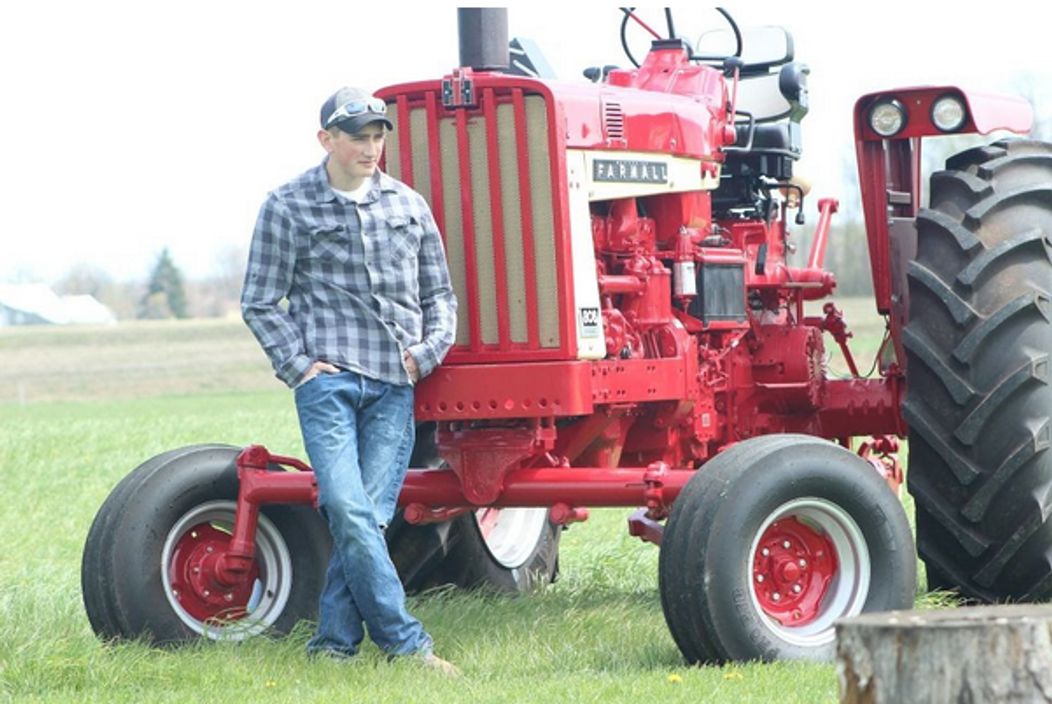 Sursa foto: https://pixabay.com/ro/photos/tractor-agricultor-%C5%A3ar%C4%83-b%C4%83iat-340392/