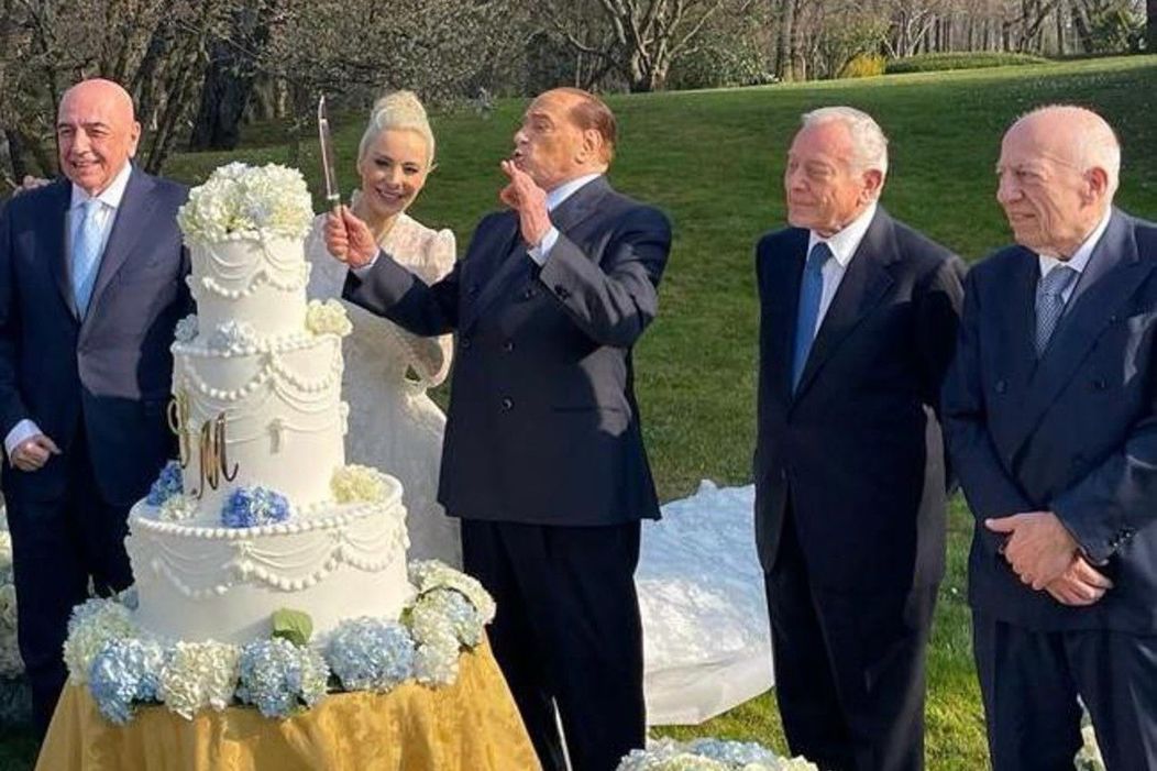 Silvio Berlusconi taie tortul la nunta cu iubita lui Marta Fascina. Evenimentul a avut loc la Villa Gernetto din comuna Lesmo