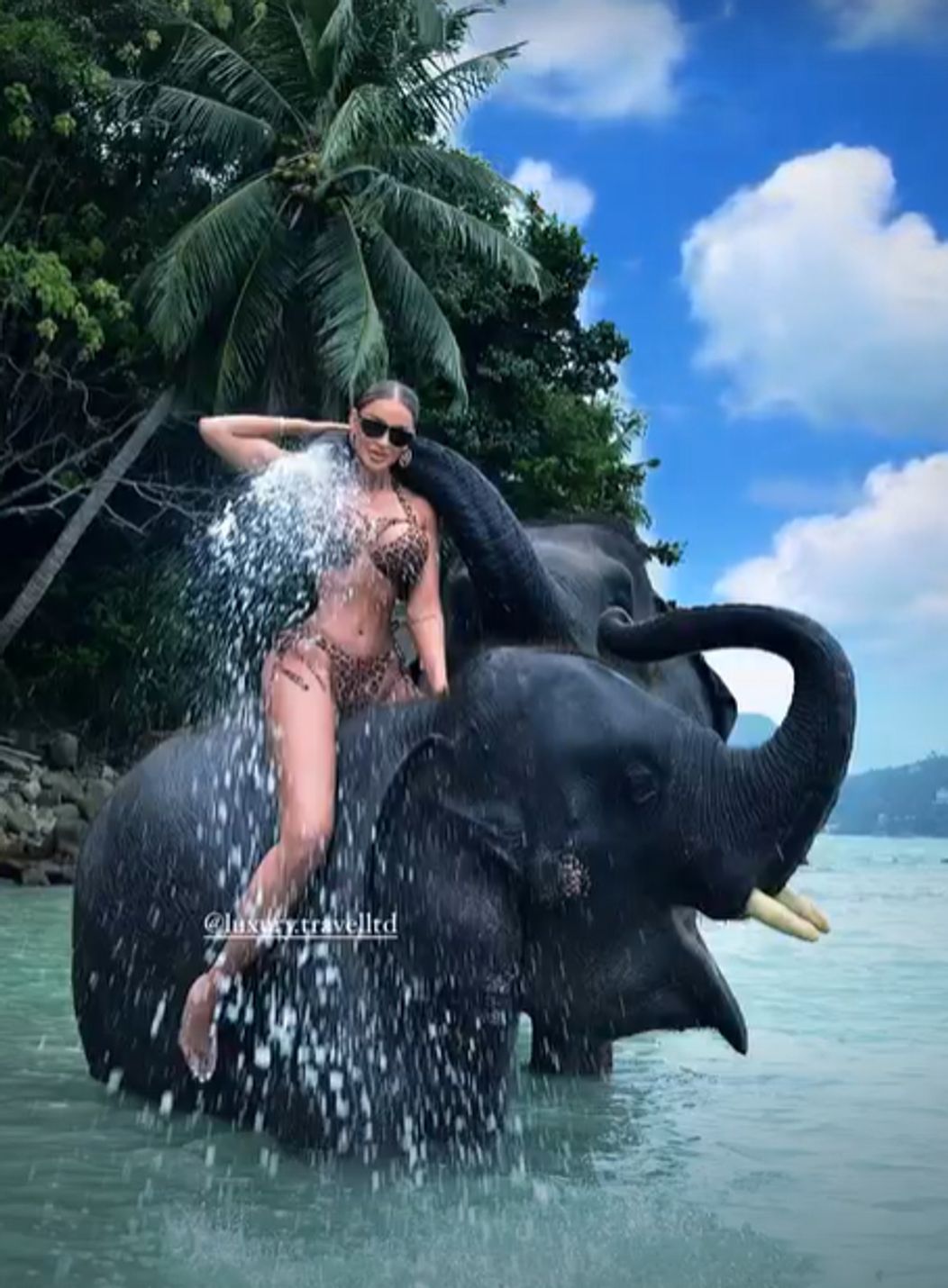 Bianca Drăgușanu, îmbrăcată în costum de baie, călare pe un elefant în vacanța din Thailanda