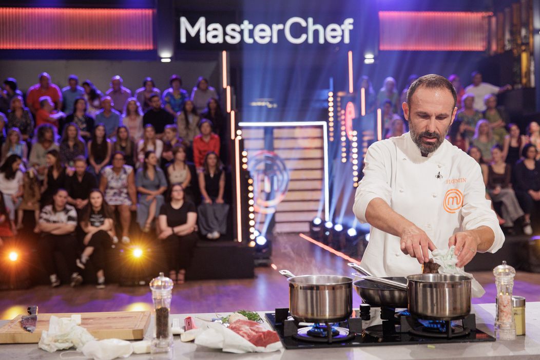 Finala MasterChef România, 16 decembrie 2025. Proba felului principal le-a dat mari bătăi de cap concurenților. Preparatul lui Florentin Drăgoiu le-a atras încă din prima clipă atenția chefilor,  (8)
