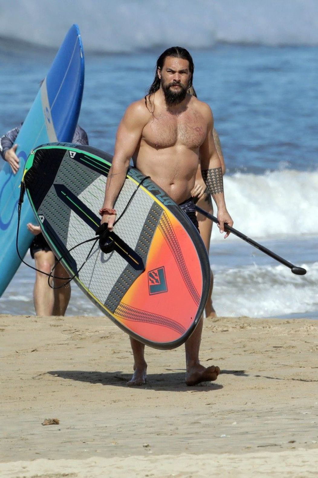 cum-arata-jason-momoa-dupa-antrenamentele-pentru-aquaman-2-imagini-la-surf-cu-cel-mai-sexy-barbat-din_2