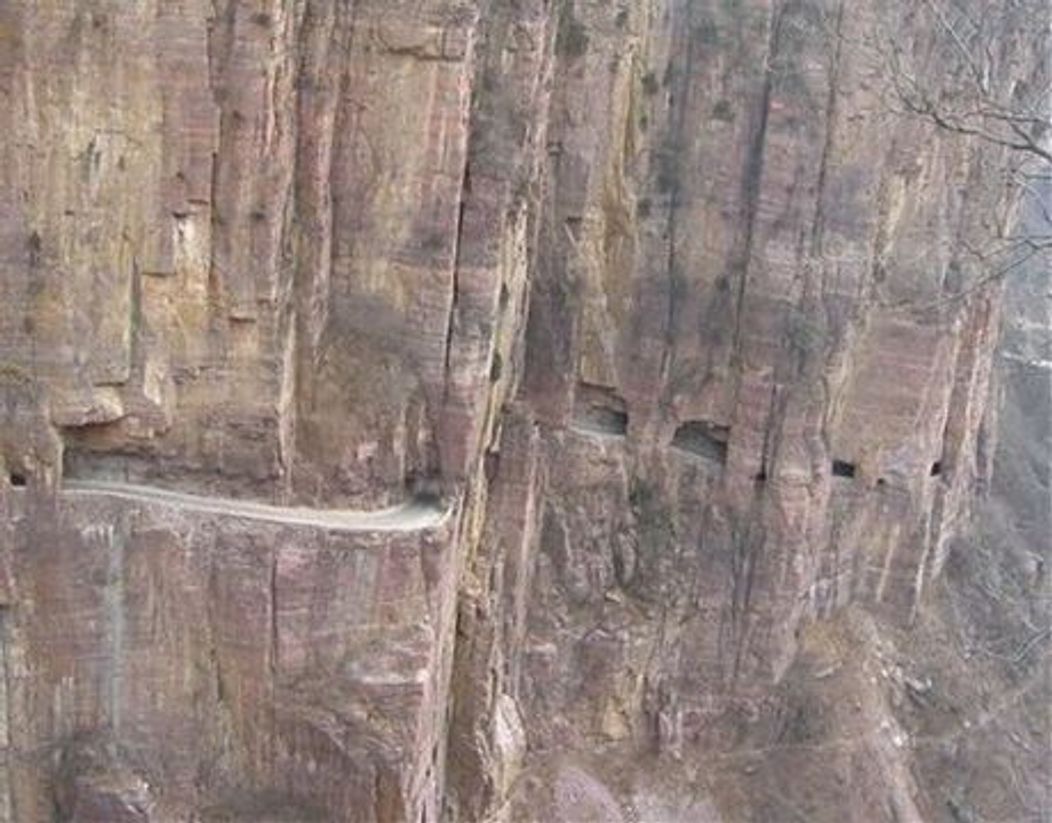 8. Guoliang Tunnel Road - China

Mai degraba un tunel, a fost construit de 13 sateni in numai 5 ani, in muntii Taihang, fiind deschis circulatiei in 1977. Are 1,2 kilometri lungime, 4 metri latime si 5 metri inaltime.
