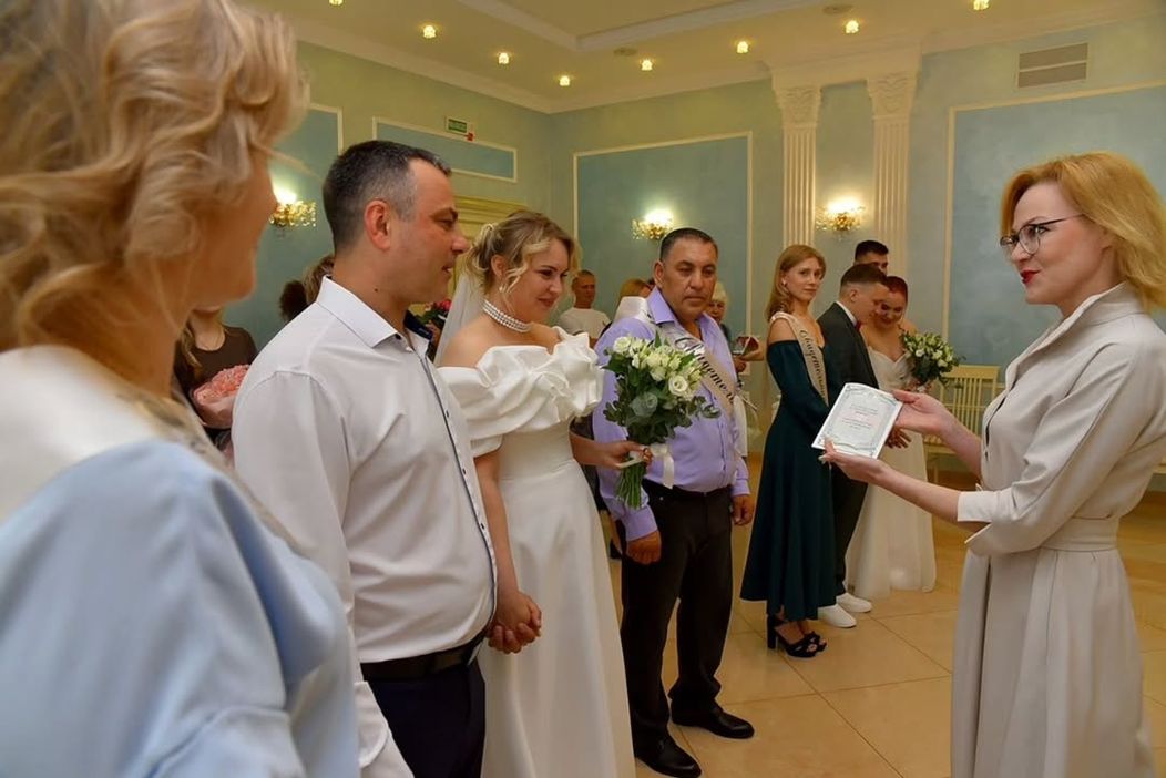 В Гомеле мать и дочь вышли замуж в один деньЦеремония прошла в Новобелицком загсе. Обе невесты  (3)
