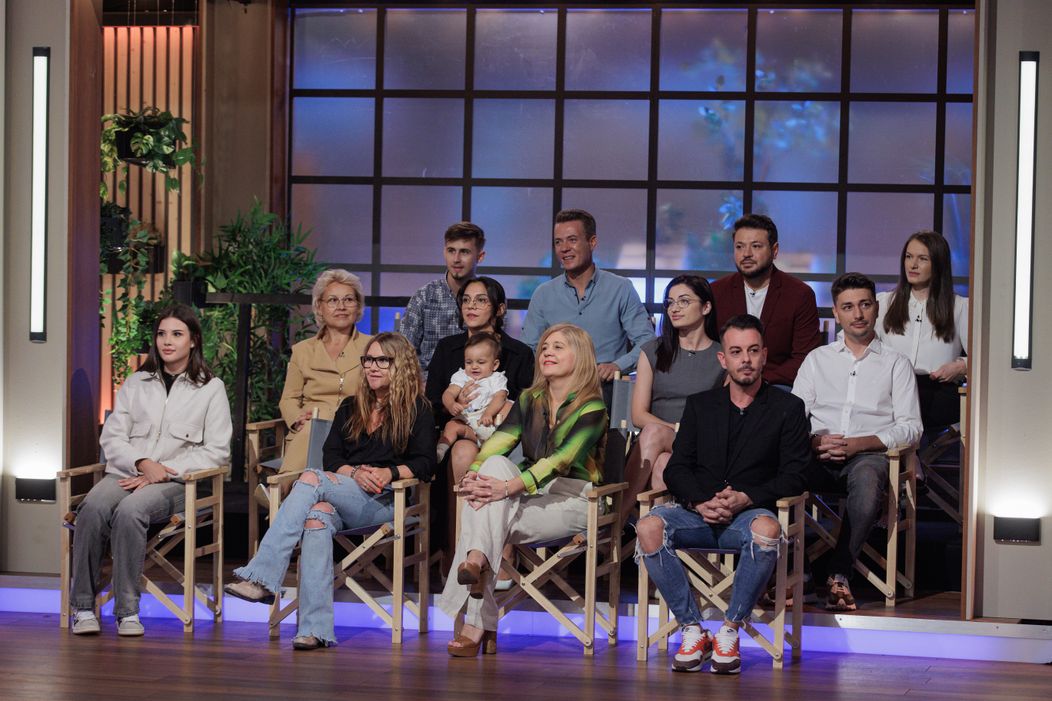 Finala MasterChef, 11 decembrie 2024. Finaliștii intră în bucătăria MasterChef, pregătiți să lupte pentru marele trofeu. Cei trei concurenți sunt copleșiți de  (1)