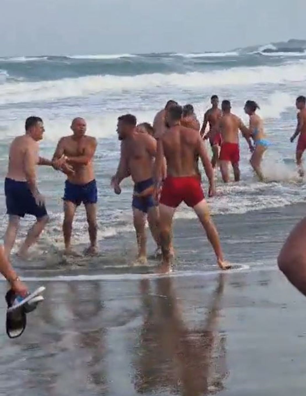 bataie la mare, intre salvamari si turisti, la Eforie Nord