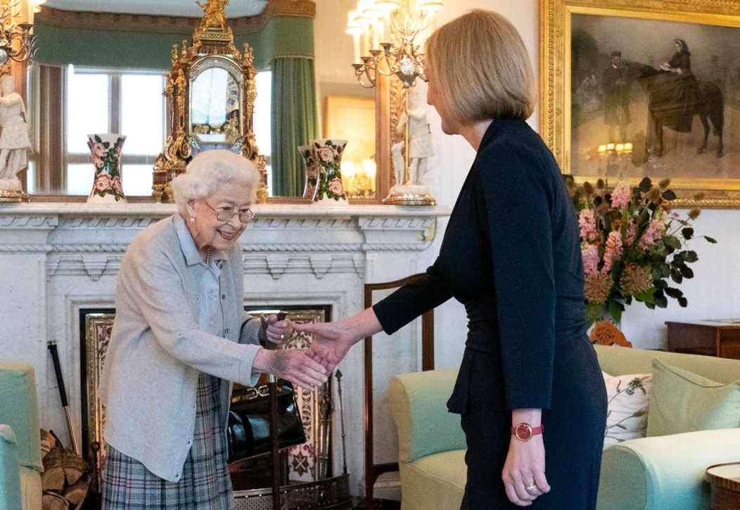 Regina Elisabeta a II-a a Marii Britanii să mâna cu Liz Truss, prim-ministrul desemnat al Regatului Unit, la castelul Balmoral din Scoția