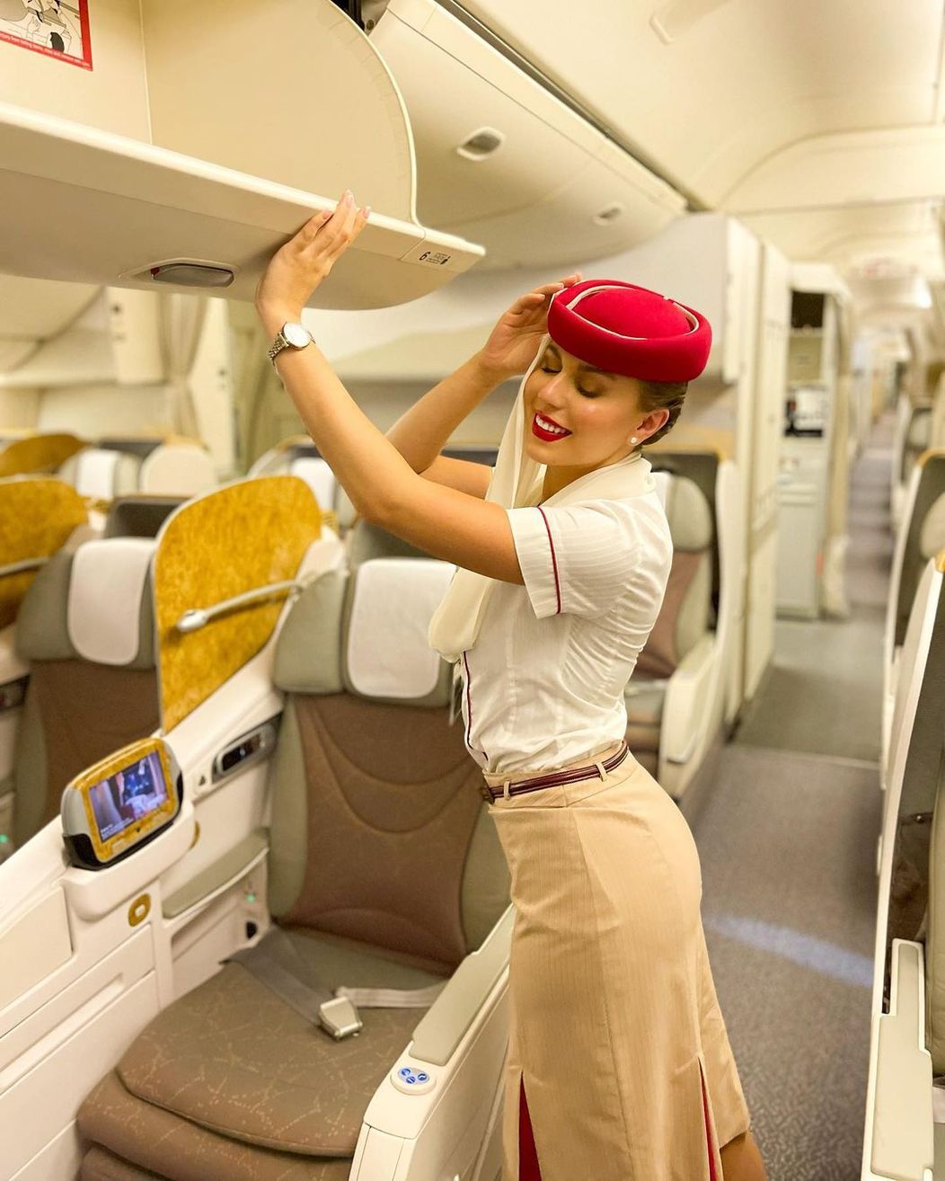 yana-stewardesa emirates