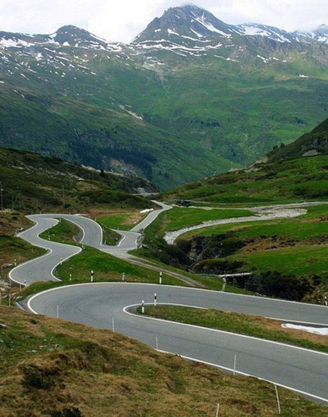 7. San Bernardino Pass - Elvetia

Traversează Alpii elvetieni si cuprinde un tunel de 6 kilometri.
