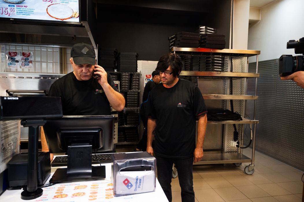 Șef sub acoperire, 21 noiembrie 2024. Șeful sub acoperire începe prima zi de muncă în calitate de livrator, la una dintre locațiile companiei. Acesta îl cunoaște pe Eugen Ene, livratorul c (6)
