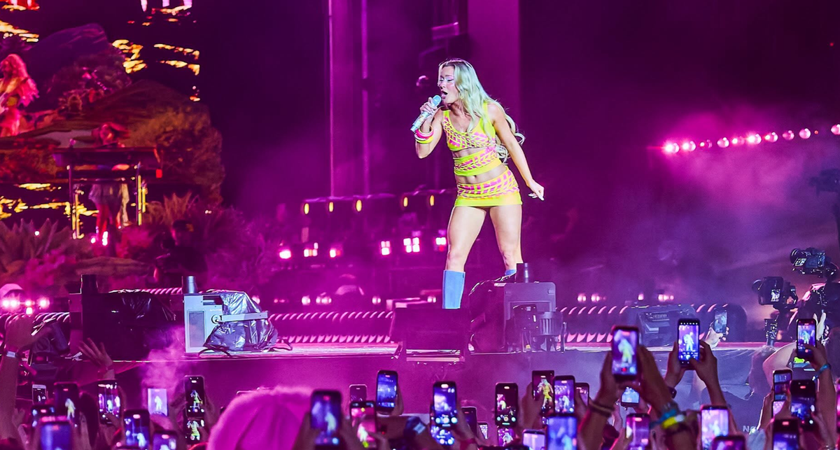 Zara Larsson, show total pe scena UNTOLD 2026. Ce mesaj a avut pentru români și cine a fost norocoasa care a dansat cu ea pe scenă