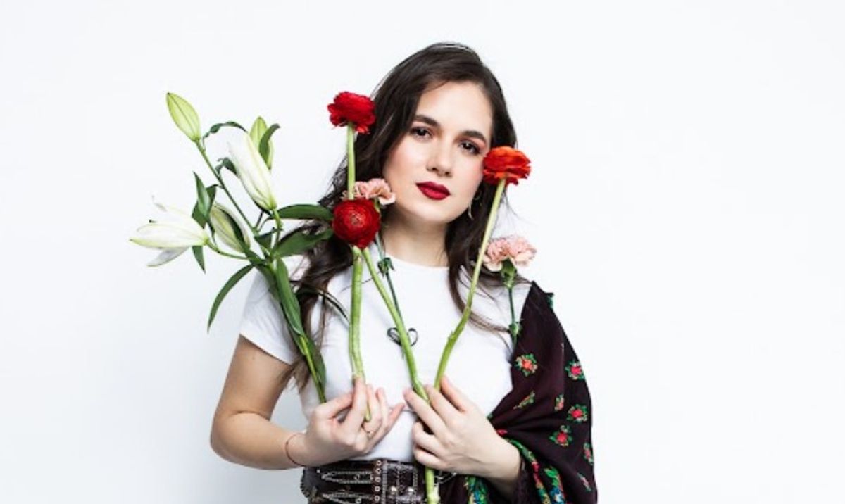Raluca Radu, semifinalistă la Vocea României, a lansat oficial prima sa ...