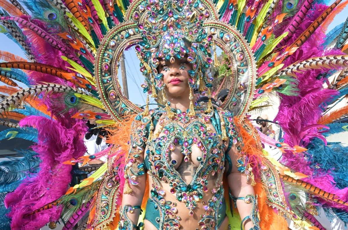 Rihanna a atras toate privirile la carnavalul din Barbados. Ținuta spectaculoasă cu detalii transparente a făcut senzație