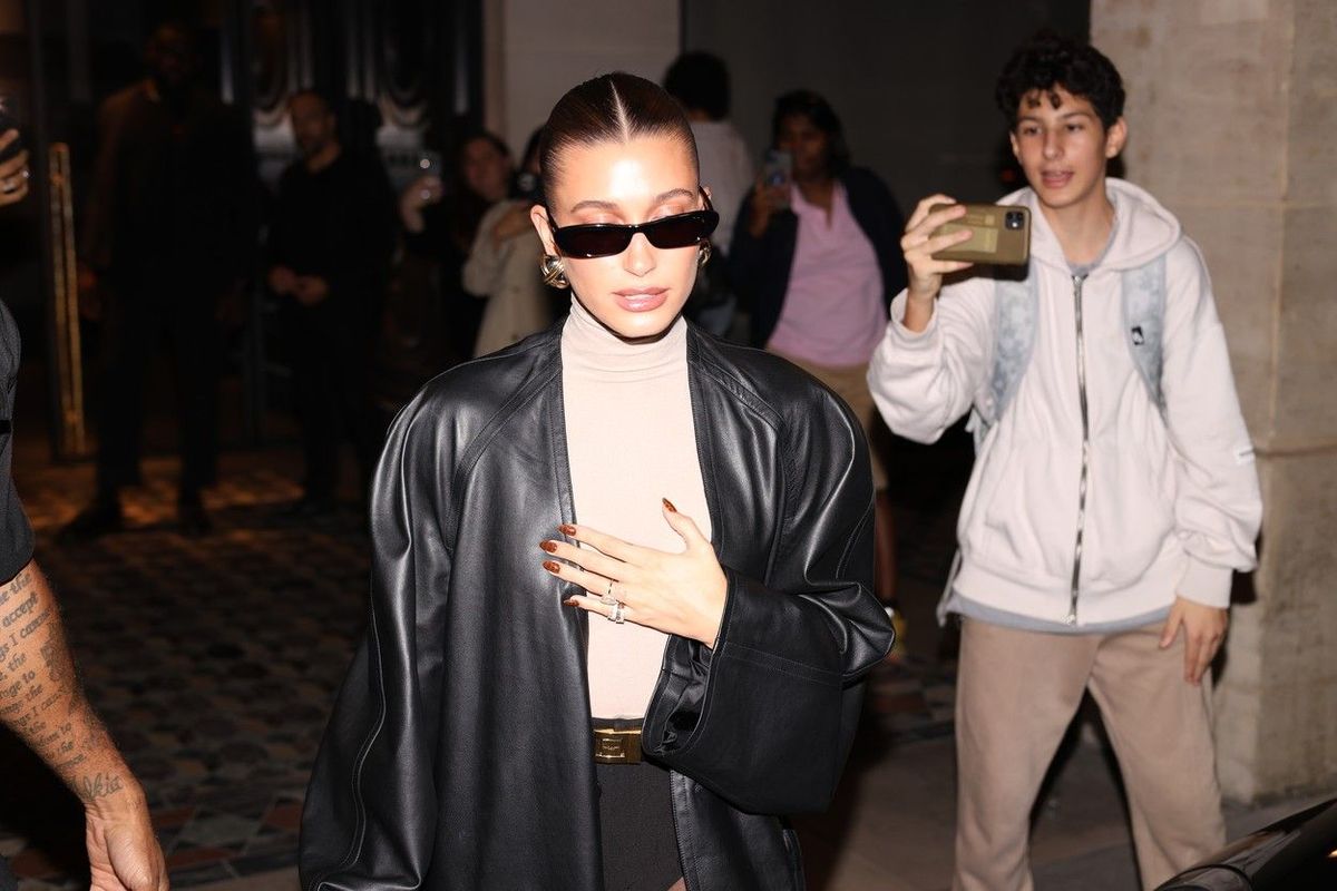 Cine ar avea curaj să iasă așa din casă? Hailey Bieber, în cea mai ...