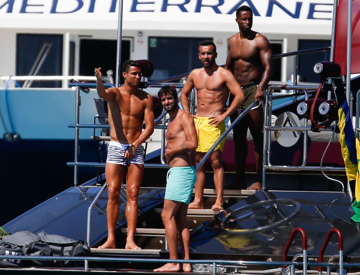 Corpurile lor par sculptate! Cristiano Ronaldo si prietenii lui isi ...