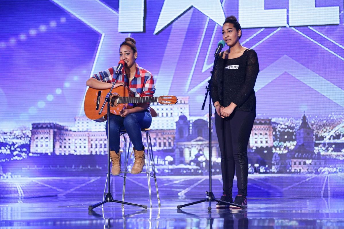 Romanii Au Talent 2015 Estera Si Rebeca Tchatchoua Interpreteaza Piesa Comme Il Se Doit 