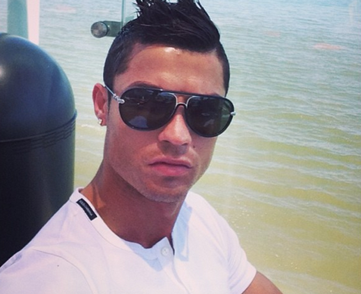 Cristiano Ronaldo are un nou look. S-a facut blond si isi arata muschii ...