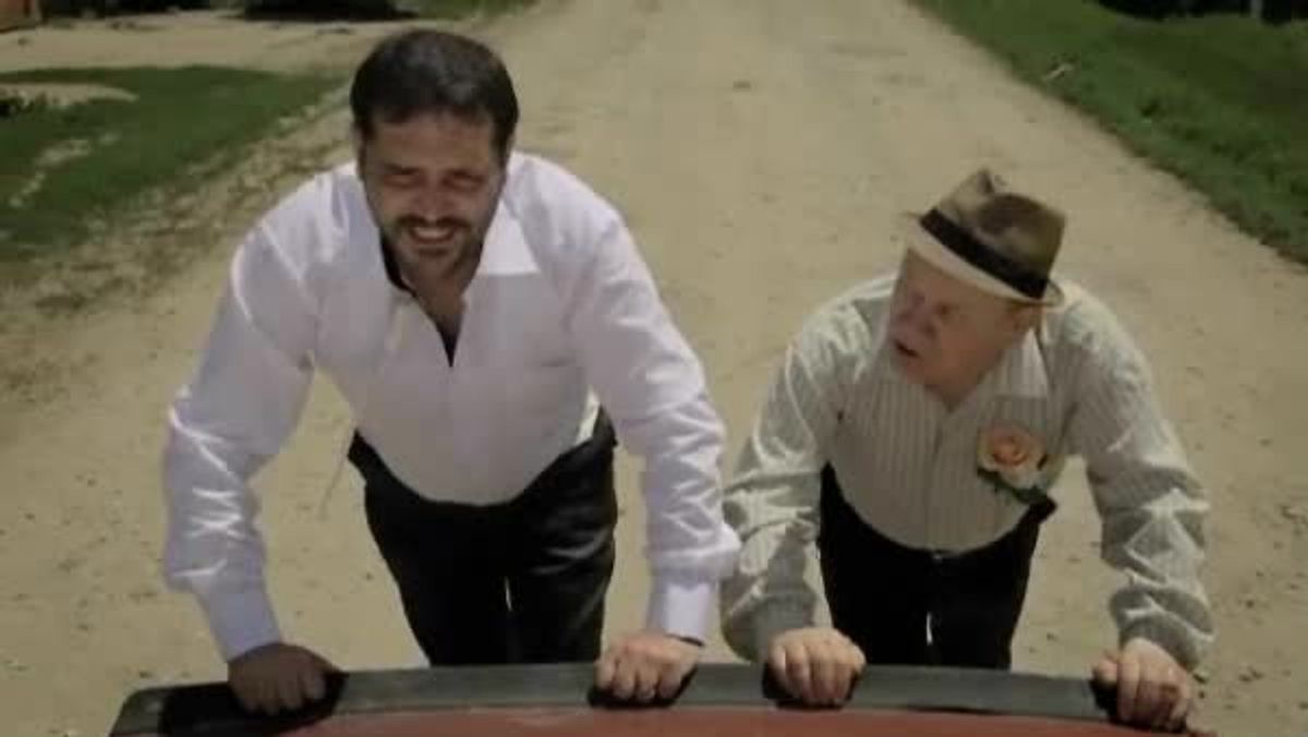 Din cugetarile unui barbat: "Masina e ca femeia: Daca nu o pupi tu, o ...