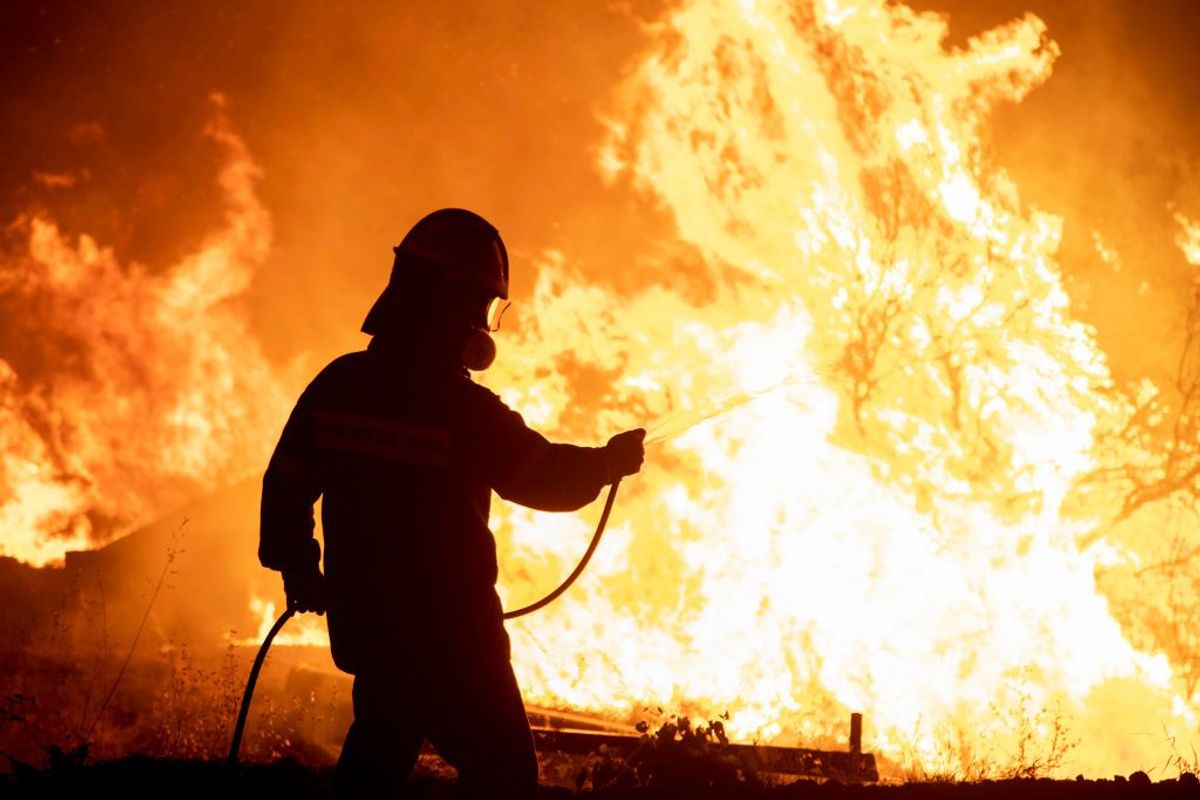 Ρουμάνοι πυροσβέστες, καταξιωμένοι από τους Έλληνες μετά την παρέμβασή τους στις πυρκαγιές που ερήμωσαν το νησί της Εύβοιας