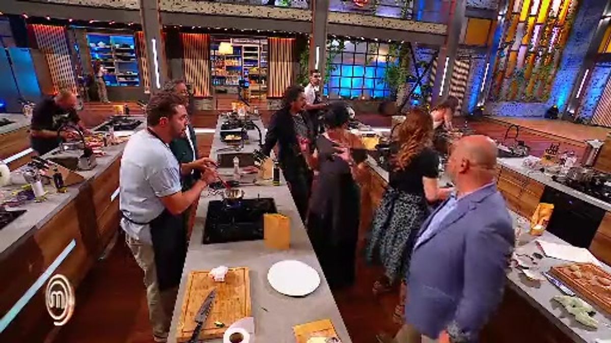 MasterChef, 11 noiembrie 2025. În timp ce concurenții gătesc, Chef ...