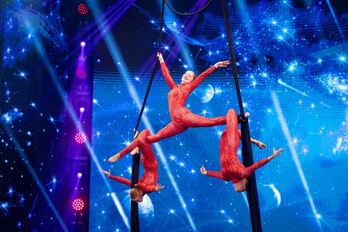 Au devenit acrobate din curiozitate, iar acum fac show-uri care îți ...