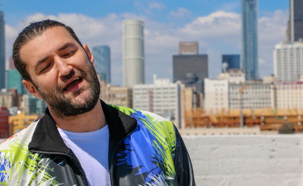 Smiley a lansat prima lui piesă despre nimic, iar în videoclip are un ...
