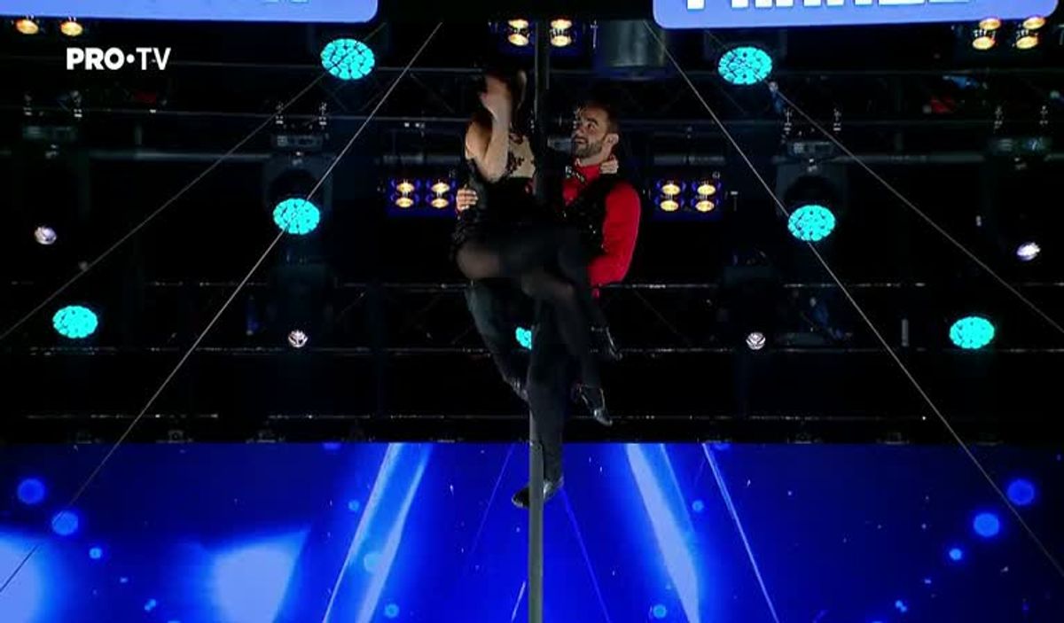 Romanii au talent 2018: Duo Romance - Acrobatii la bara | Scene si ...
