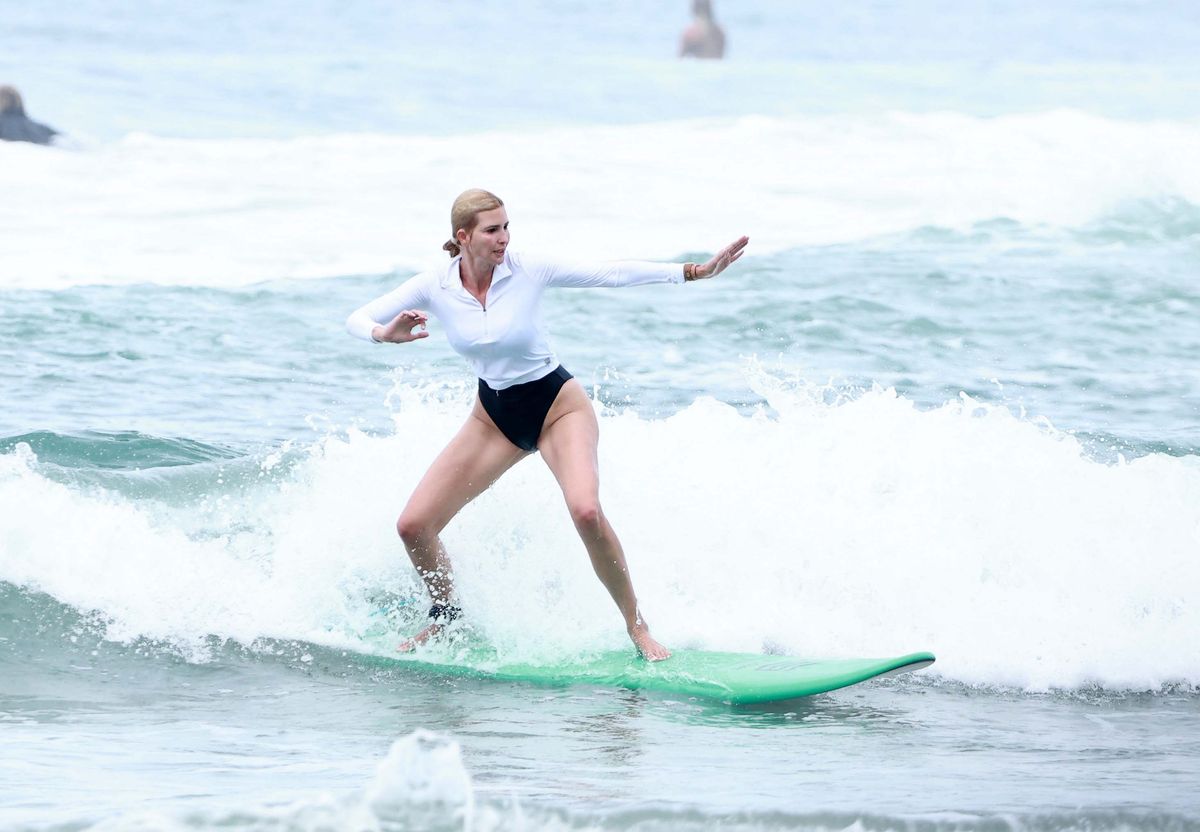 ”Sus, pe val”. Ivanka Trump, surprinsă în timp ce făcea surf în Costa Rica. Cum au pozat-o paparazzi pe Prima Fiică a SUA