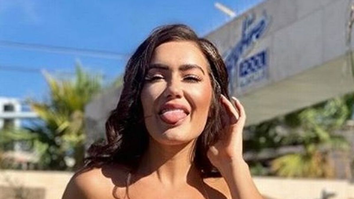 Cassandra Sienega modelul cu cei mai mici bikini din lume love te din nou Ipostaza incendiar in care s a pozat PRO TV