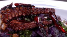 Tentacule de caracatiță la grătar cu varză kale, cartofi violet și gastrique cu ardei iute caramelizat