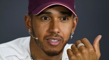 Noua iubită a lui Lewis Hamilton, o cântăreață controversată. Ipostaza indecentă în care a fost surprins cuplul