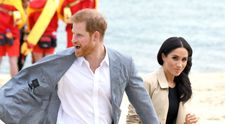 Meghan Markle şi Prinţul Harry, în haine Maori făcute din pene! Se spune că veşmântul ducesei îi protejează sarcina