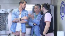 Concurenții MasterChef sunt puși în dificultate de clienții unui hotel de lux. Unul dintre ei clachează și pleacă acasă