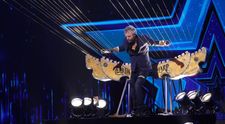 Românii au talent 2020 - William Close and The Earth Harp Collective au cântat din interiorul unui instrument muzical