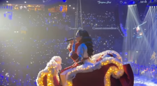 Georgiana Lobonț, spectacol opulent la Cluj: a cântat pe o sanie suspendată deasupra publicului. Fanii: “Acum urmează să mai vină Vlăduța pe un cal alb și gras!”