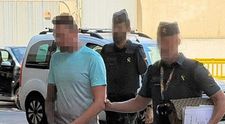 Un bărbat, care călătorea cu avionul în Mallorca, a fost arestat după ce a încercat să îl sărute pe gât pe însoțitorul de bord
