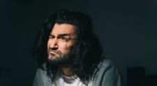 Smiley a renunțat la plete în scop caritabil. Cum arată acum artistul