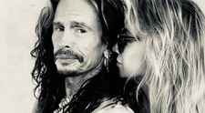 Steven Tyler, sărut pătimaș cu iubita cu 40 de ani mai tânără. Cum au fost surprinși