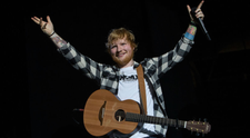 Ed Sheeran, surprins la un meci de fotbal din Anglia. Cărei echipe i-a făcut galerie
