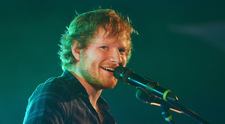 Ce aroganță! Ed Sheeran are o statuie de 5 metri într-un parc din Moscova!