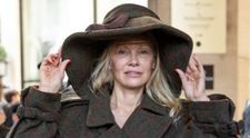 Pamela Anderson promovează naturalețea. A reușit să iasă în evidență într-o ținută oversize și cu părul răvășit